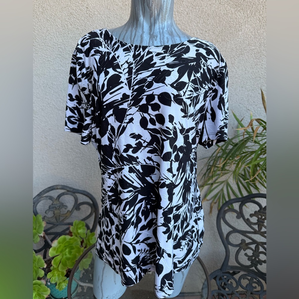 3/$45 JM Collection Black and White Ladies Abstract Short Sleeve Top